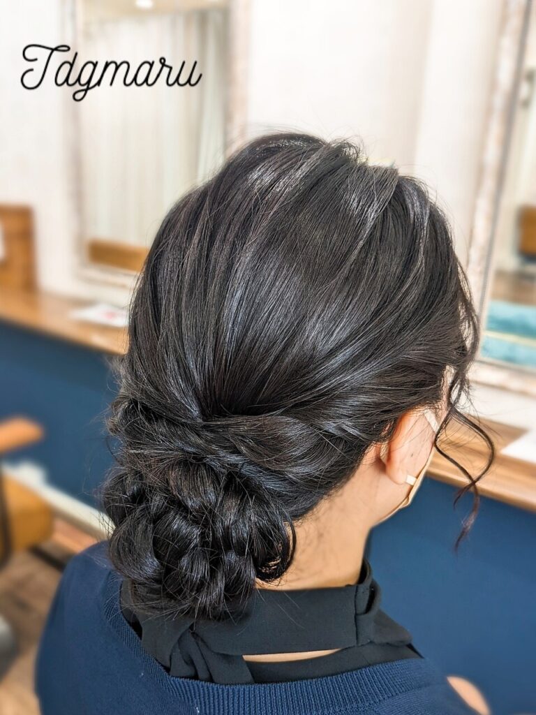 ナチュラルな束感の上品シニヨン☆