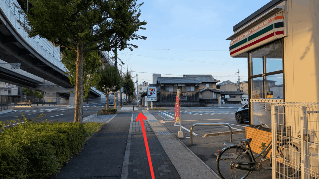 竹田駅から京都パルスプラザへ向かうセブンイレブン付近の道
