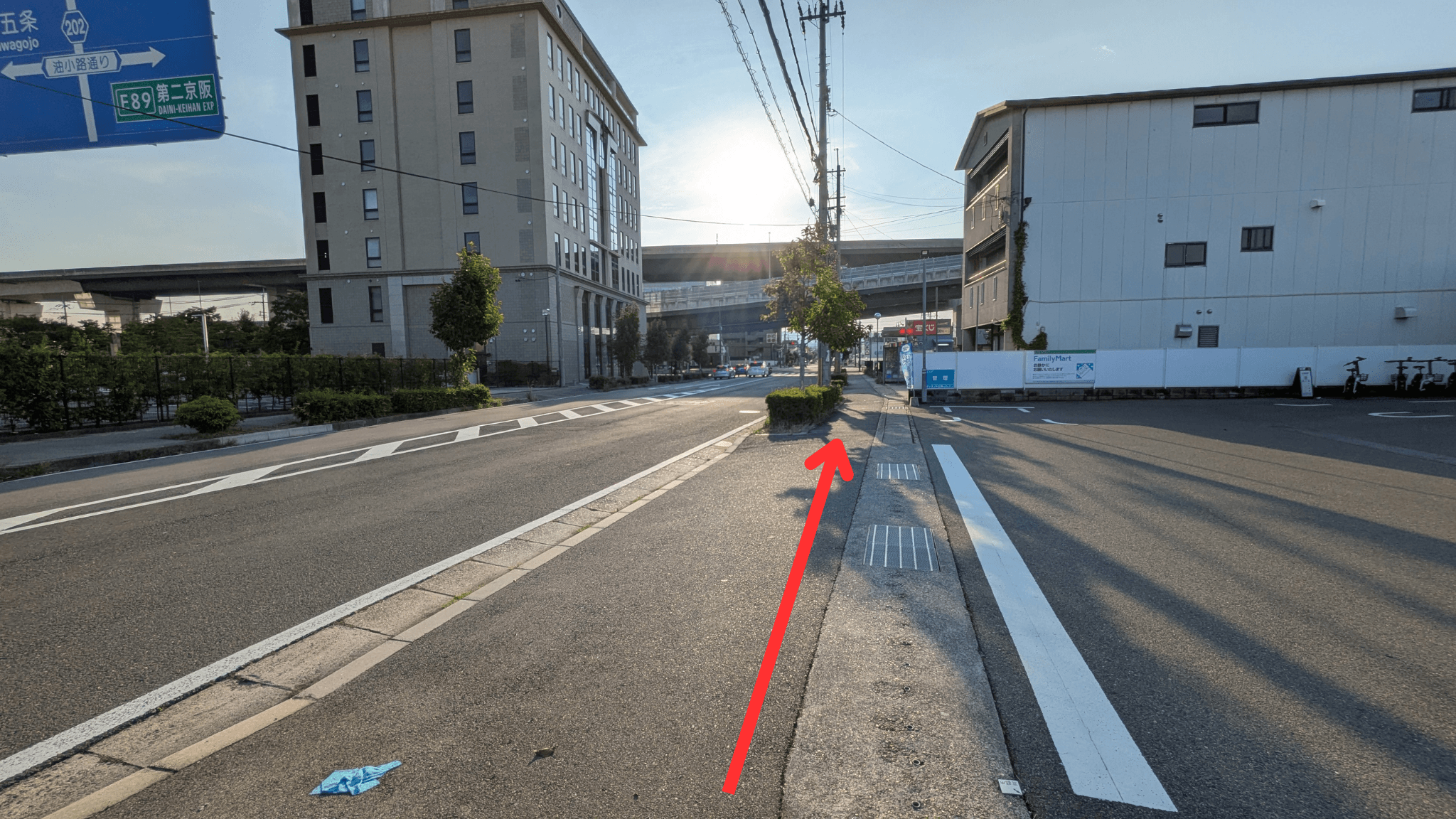 パルスプラザ前Bのりばから京都パルスプラザへ向かう道
