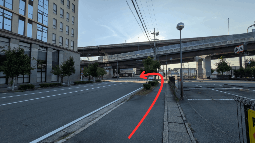 パルスプラザ前Bのりばから串八の看板が見える交差点へ向かう道