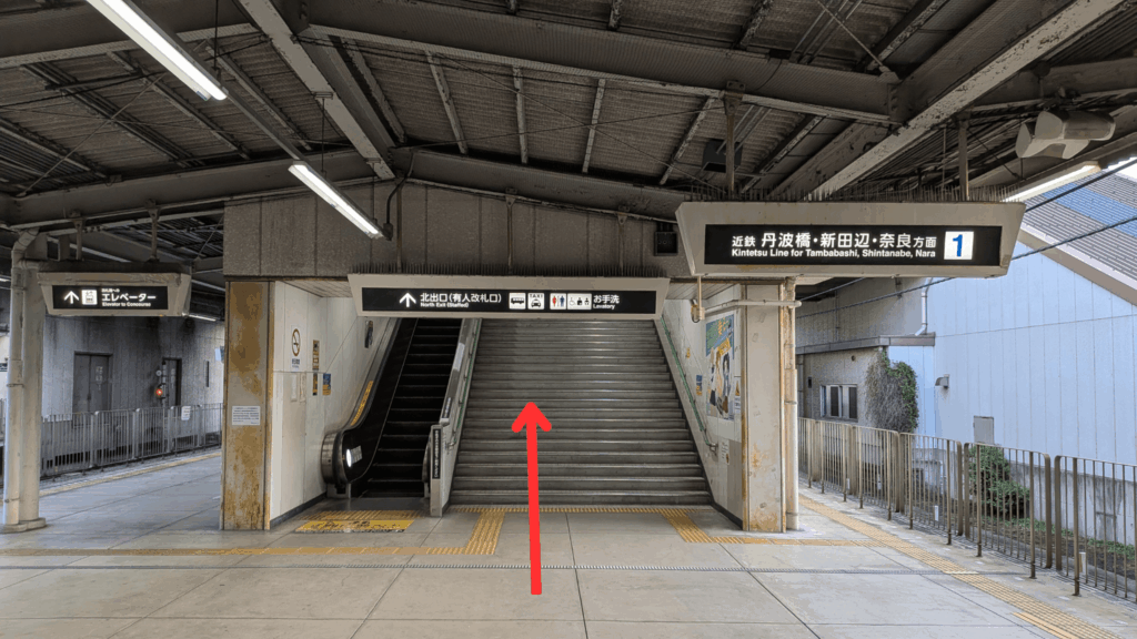竹田駅の北出口へ上がる階段
