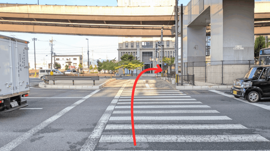 パルスプラザ前Aのりばから横断歩道を渡ったあとの道