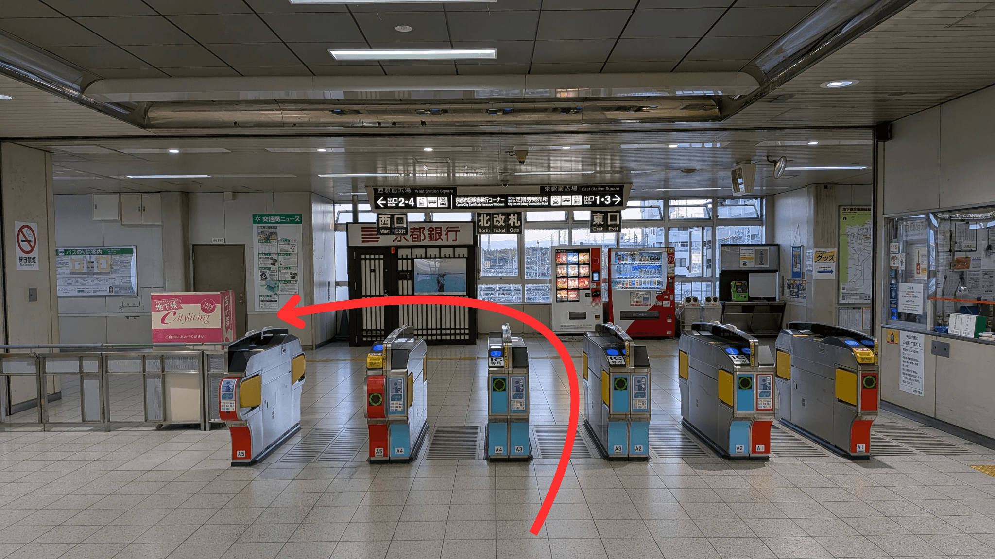 竹田駅北改札から出口2・4へ向かう案内表示
