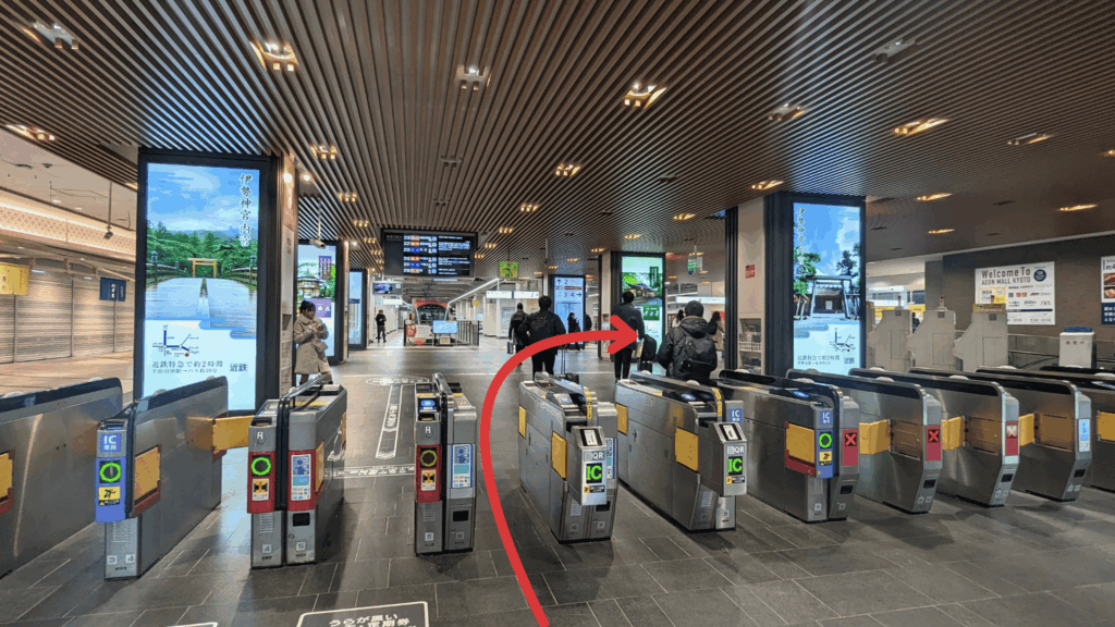近鉄京都駅の改札とホームへの入口