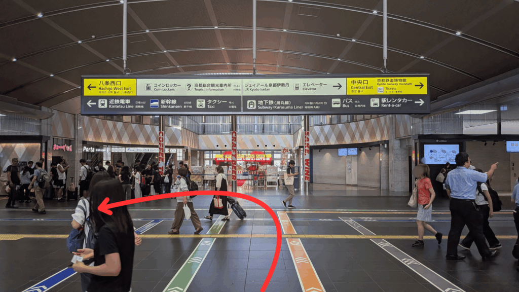 JR京都駅から八条西口へ向かう案内表示