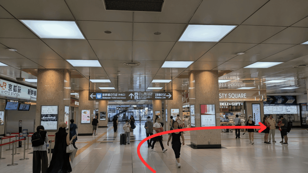 JR京都駅から近鉄京都駅へ向かう通路