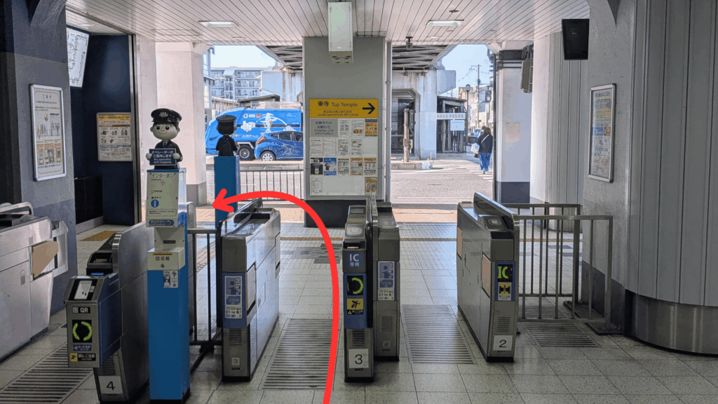 近鉄東寺駅改札からタグマルへ向かう道