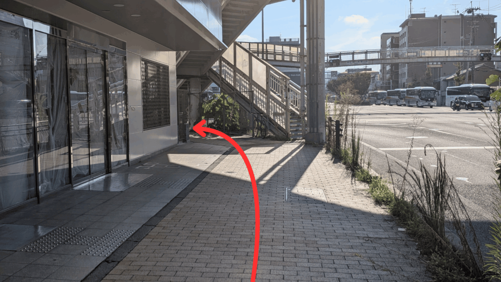 近鉄東寺駅からタグマルへ向かう歩道橋付近の道
