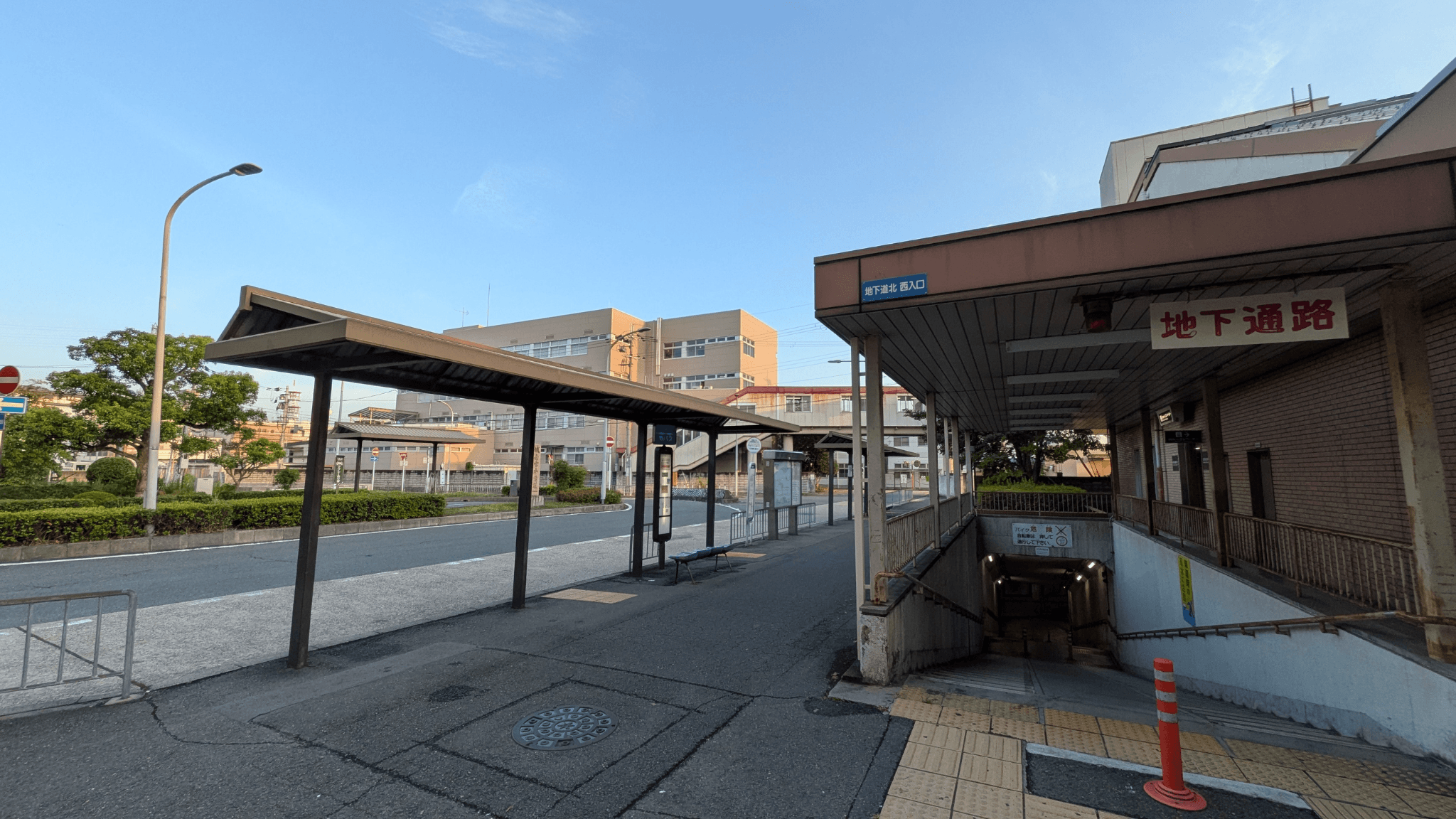 竹田駅4番出口から西口バス乗り場へ向かう道
